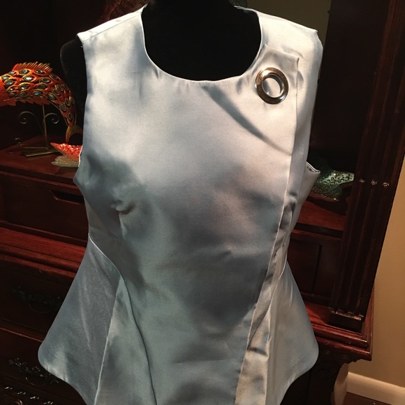 Nice light blue top. - Picture 1 of 2